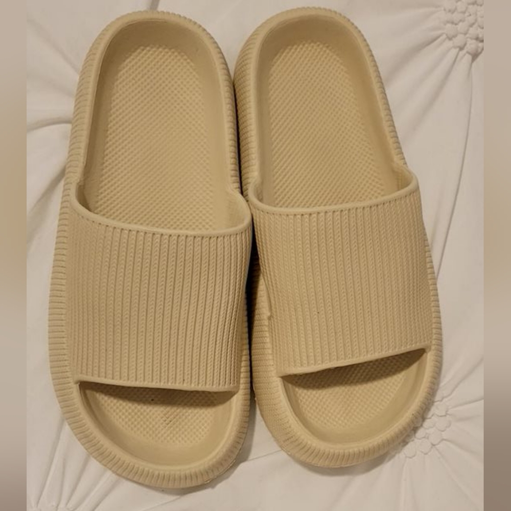 Cloud Slippers Pillow Slides Tan Size 7-8